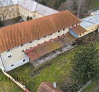 AREÁL | SKLAD | VÝROBNÁ HALA | KOVARCE | TOPOĽČANY - Výrobné priestory na Hlavnej ulici v Kovarcách, s červenou škridľovou strechou.