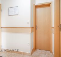2 IZBOVÝ BYT S PANORAMATICKÝM VÝHĽADOM NA DONOVALY - Chodba s dverami a keramickou dlažbou v 1-izbovom byte.