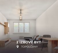 2 - IZBOVÝ BYT | GAGARINOVÁ | TOPOĽČANY - Interiér 2-izbového bytu s podlahou s dreveným dekorom, neutrálnym nábytkom a závesnou lampou.