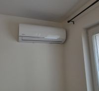 Na prenájom kompletne prerob. NOVÝ 1 izbový byt čiast.zar. Nové Zámky - Klimatizácia a okno s roletami v 1-izbovom byte.