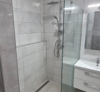 Na prenájom kompletne prerob. NOVÝ 1 izbový byt čiast.zar. Nové Zámky - Kúpeľňa v 1-izbovom byte s moderným vybavením vrátane sprchového kúta a umývadlovej skrinky.
