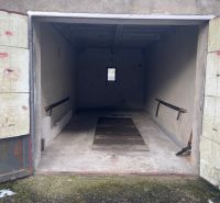 PREDAJ - Garáž aj s pozemkom na Prešovskej ulici - Otvorená garáž na Prešovskej ulici v Bratislave - Ružinove s betónovou podlahou.