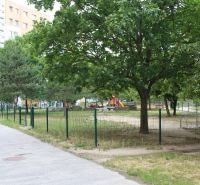3- izbový byt na ulici Hany Meličkovej  - Detské ihrisko obklopené stromami a trávou na Hany Meličkovej v Bratislave - Karlovej Vsi.
