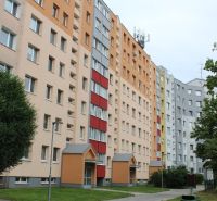 3- izbový byt na ulici Hany Meličkovej  - Bytový dom na ulici Hany Meličkovej v Bratislave - Karlovej Vsi, obklopený zeleňou.