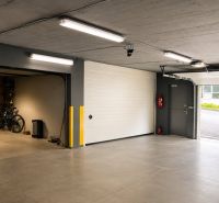 2- izbový byt na  ulici Studenohorská, Bratislava-Lamač - Garáž s bicyklami a bezpečnostnými prvkami v 2-izbovom byte, betónová podlaha.