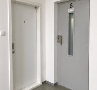 2- izbový byt na  ulici Studenohorská, Bratislava-Lamač - Dvere a výťah v interiéri 2-izbového bytu s podlahou v drevenom dekore.