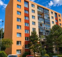 2- izbový byt na  ulici Studenohorská, Bratislava-Lamač - Farebný bytový dom na Studenohorskej ulici v Bratislave - Lamači s parkoviskom v popredí.