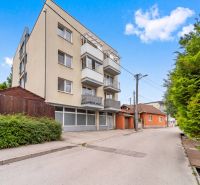  | 3 izbový byt o výmere 73m2 + balkón - Poschodový bytový dom na Robotníckej ulici v Senci s okolitou zeleňou.