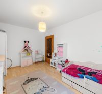  | 3 izbový byt o výmere 73m2 + balkón - Detská izba s podlahou s dreveným dekorom, postieľkou a hračkami v 3-izbovom byte.