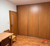 3-izbový byt Prešov, sídl. Sekčov -  REZERVOVANÉ - Izba v 3-izbovom byte s podlahou s dreveným dekorom a vstavanou skriňou.