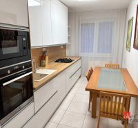 3-izbový byt Prešov, sídl. Sekčov -  REZERVOVANÉ - Kuchyňa v 3-izbovom byte s bielymi skrinkami a jedálenským stolom.