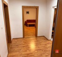 3-izbový byt Prešov, sídl. Sekčov -  REZERVOVANÉ - Chodba v 3-izbovom byte s podlahou s dreveným dekorom a červenou sedačkou.