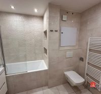 3-izbový byt Prešov, sídl. Sekčov -  REZERVOVANÉ - Kúpeľňa v 3-izbovom byte s vaňou, sprchovacím kútom a rebríkovým radiátorom.