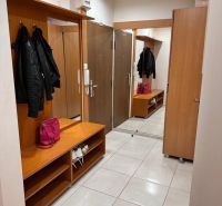 3-izbový byt Prešov, sídl. Sekčov -  REZERVOVANÉ - Predsieň s vešiakom a botníkom v 3-izbovom byte s dlažbou.