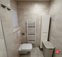 3-izbový byt Prešov, sídl. Sekčov -  REZERVOVANÉ - Kúpeľňa v 3-izbovom byte s dlažbou a závesným WC.