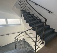 Klimatizovaná 2 - kancelária 25 m2 (12,5 m2 + 12,5 m2) na Pluhovej ul. - Kancelárie s tmavosivými schodmi a zábradlím.