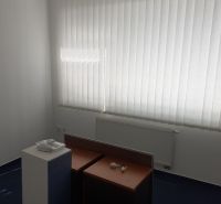 Klimatizovaná 2 - kancelária 25 m2 (12,5 m2 + 12,5 m2) na Pluhovej ul. - Prázdna kancelária s vertikálnymi žalúziami a stoly s prihradenými úložnými priestormi.