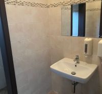 Klimatizovaná 2 - kancelária 25 m2 (12,5 m2 + 12,5 m2) na Pluhovej ul. - Kúpeľňa v kanceláriách s keramickou dlažbou a umývadlom, steny zdobia obkladačky.