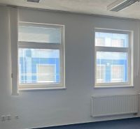 Klimatizovaná 2 - kancelária 25 m2 (12,5 m2 + 12,5 m2) na Pluhovej ul. - Kancelárie s bielymi stenami a modrým exteriérom za oknami.
