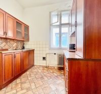 Výnimočná adresa na Nivách – dom s projektom a stavebným povolením - Kuchyňa v rodinnom dome s dreveným dekorom podlahy a dlažbou na stene.