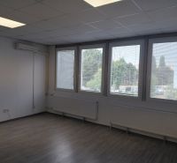 Klimatizovaná kancelária 39 m2 s umývadlom na Tomášikovej ul. - Prázdna miestnosť s podlahou s dreveným dekorom, oknami a klimatizáciou v Kanceláriách.