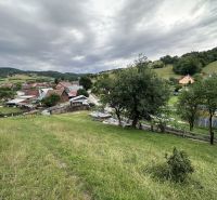 Pozemok na predaj – Horný Vadičov, 1071m2 - Poľnohospodárske a lesné pozemky v Hornom Vadičove ponúkajú výhľad na kopcovitú krajinu.