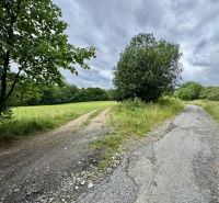 PREDAJ: rekreačný pozemok 564 m2;Bardejov-Zlaté; 39.900 € - Križovatka ciest na rekreačných pozemkoch v Bardejove obklopená zeleňou a oblohou.