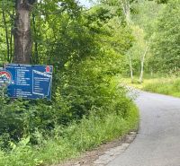PREDAJ: rekreačný pozemok 564 m2;Bardejov-Zlaté; 39.900 € - Lesná cestička v rekreačných pozemkoch Bardejova s informačnou tabuľou.