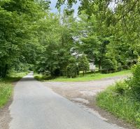 PREDAJ: rekreačný pozemok 564 m2;Bardejov-Zlaté; 39.900 € - Cesta obklopená zeleňou v Rekreačných pozemkoch pri Bardejove.