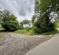 PREDAJ: rekreačný pozemok 564 m2;Bardejov-Zlaté; 39.900 € - Strecha domu medzi stromami na Rekreačných pozemkoch v Bardejove s prístupovou cestou.