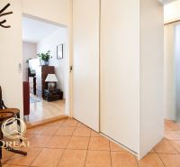  3-izbový byt Karlova Ves – Dlhé diely, 75,79 m², možnosť garáže* - Vstupná hala v 3-izbovom byte s podlahou s dreveným dekorom a dlažbou.