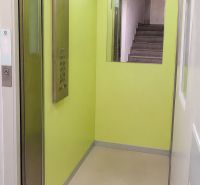  3-izbový byt Karlova Ves – Dlhé diely, 75,79 m², možnosť garáže* - Svetlozelený interiér výťahu s pohľadom na schodisko.