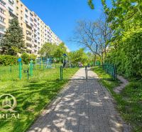  3-izbový byt Karlova Ves – Dlhé diely, 75,79 m², možnosť garáže* - Bytovka pri ihrisku na Hlaváčikovej ulici v Bratislave - Karlovej Vsi.