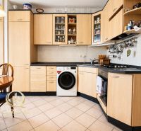  3-izbový byt Karlova Ves – Dlhé diely, 75,79 m², možnosť garáže* - Kuchyňa v 3-izbovom byte s podlahou s dreveným dekorom a vstavanými spotrebičmi.