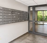  3-izbový byt Karlova Ves – Dlhé diely, 75,79 m², možnosť garáže* - Vchodový interiér s poštovými schránkami a presklenými dverami v 3-izbovom byte.