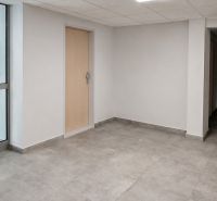  3-izbový byt Karlova Ves – Dlhé diely, 75,79 m², možnosť garáže* - Chodba s poštovými schránkami, kachličková podlaha, dvere a sklené vchody.