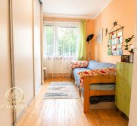  3-izbový byt Karlova Ves – Dlhé diely, 75,79 m², možnosť garáže* - Izba v 3-izbovom byte s podlahou s dreveným dekorom, farebnou stenou a denným svetlom.