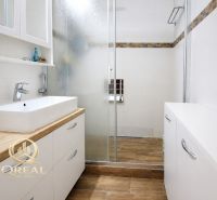  3-izbový byt Karlova Ves – Dlhé diely, 75,79 m², možnosť garáže* - Kúpeľňa v 3-izbovom byte s umývadlom, sprchovým kútom a podlahou s dreveným dekorom.