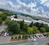 Na predaj Garsônka, 24,5 m2, s perfektnou polohou.  - Pohľad z výšky na budovu a parkovisko na Novomeského v Nitre - Klokočine.