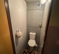 Na predaj Garsônka, 24,5 m2, s perfektnou polohou.  - Toaleta v garsónke s dekoratívnym koberčekom a stenovým ventilátorom.