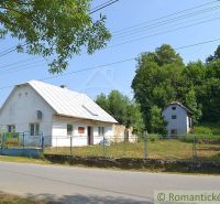 Dom so zrekonštruovaným interiérom - Varadka - Rodinný dom vo Varadke obklopený zeleňou a cestou, s oplotením.