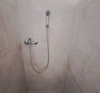 Prenajmeme garsónku, 27 m2, Melek, okr. Nitra - Sprchový kút s ručnou sprchou a dlaždicovou stenou v garsónke.