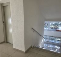 Prenájom, 1,5 izbový  byt v Banskej Bystrici - Pohľad na schodisko a výťah v budove, s prístupom k 2-izbovému bytu.