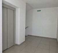 Prenájom, 1,5 izbový  byt v Banskej Bystrici - Chodba s výťahom a keramickou dlažbou, 2-izbový byt.