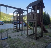 Prenájom, 1,5 izbový  byt v Banskej Bystrici - Detské ihrisko pri parkovisku s prírodnou scenériou v Banskej Bystrici a 2-izbovým bytom.