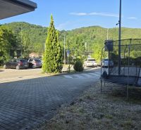 Prenájom, 1,5 izbový  byt v Banskej Bystrici - Autá zaparkované na ulici, vedľa trampolína, prírodné scenérie v Banskej Bystrici.