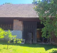 GAZDOVSKÝ DOM so záhradou a humnom, Ostrá Lúka pri Zvolene - Rodinný dom na Ostréj Lúke v Žiari nad Hronom s drevenou a tehlovou konštrukciou.