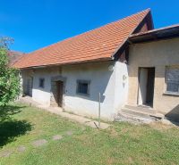 GAZDOVSKÝ DOM so záhradou a humnom, Ostrá Lúka pri Zvolene - Rodinný dom na ulici Ostrá Lúka v Žiari nad Hronom s trávnikom a stromom.