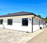 Na predaj nový moderný 4-izbový rodinný dom s terasou a záhradou - Rodinný dom na Jabloňovej ulici v Šali s novou strechou a vydláždeným dvorom.