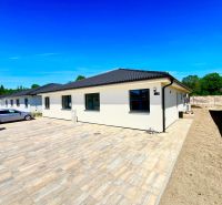 Na predaj nový moderný 4-izbový rodinný dom s terasou a záhradou - Rodinný dom na Jabloňovej ulici v Šali so spevnenou plochou a parkovacím miestom.